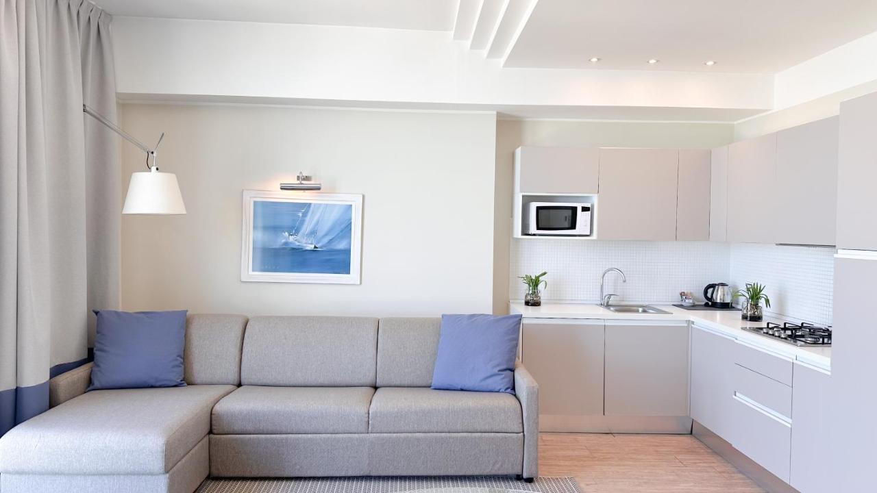 Residence Lungomare - Charming Apartments Riccione Buitenkant foto