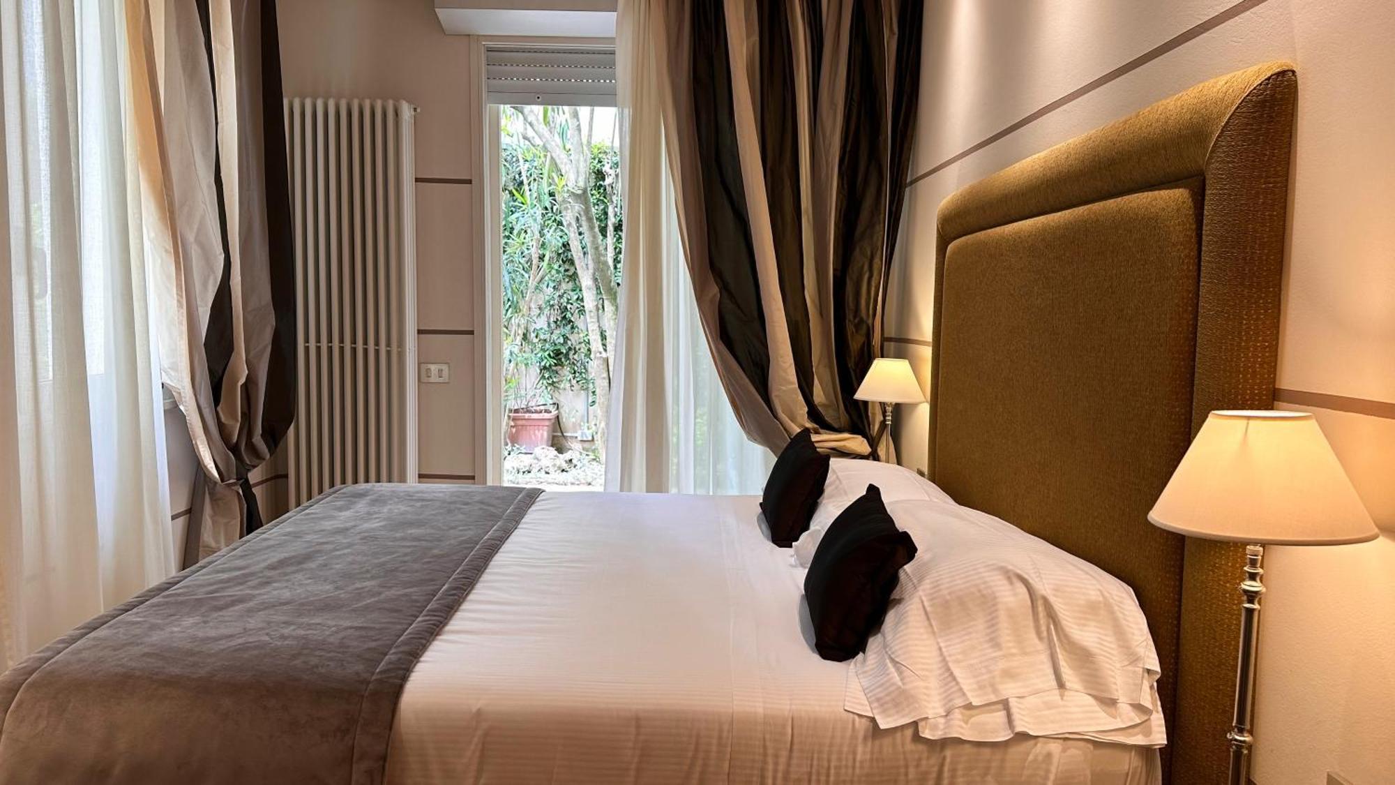 Residence Lungomare - Charming Apartments Riccione Buitenkant foto