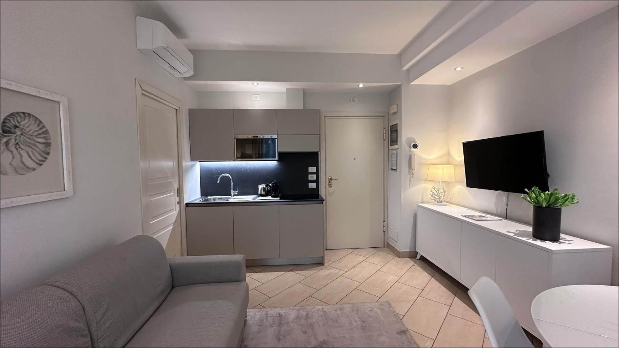 Residence Lungomare - Charming Apartments Riccione Buitenkant foto
