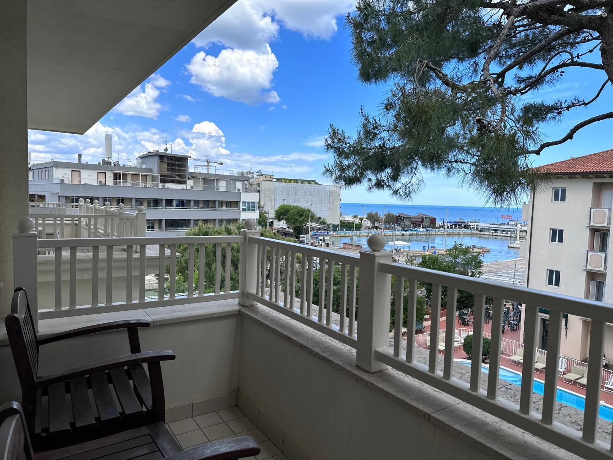 Residence Lungomare - Charming Apartments Riccione Buitenkant foto