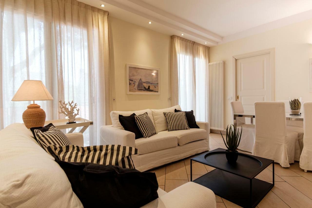 Residence Lungomare - Charming Apartments Riccione Buitenkant foto