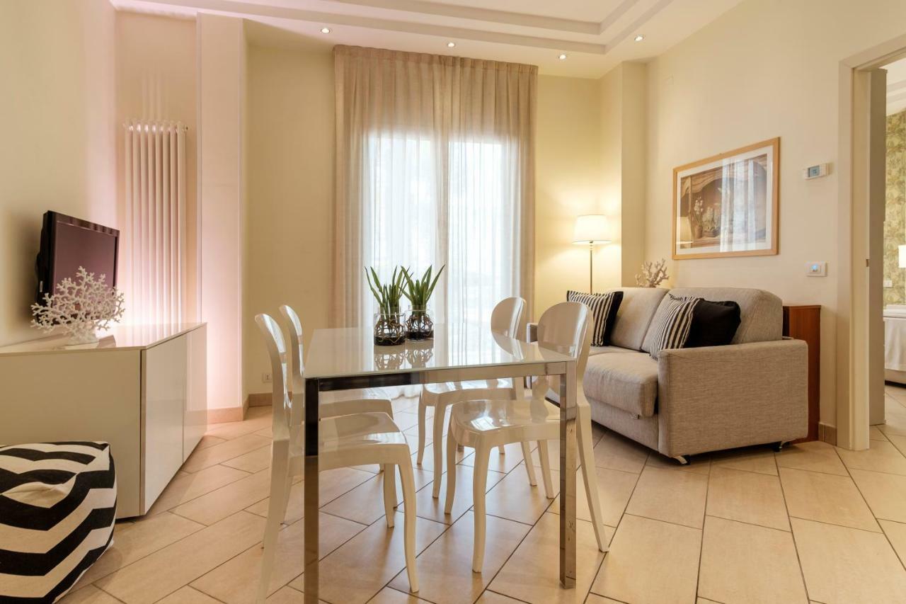 Residence Lungomare - Charming Apartments Riccione Buitenkant foto