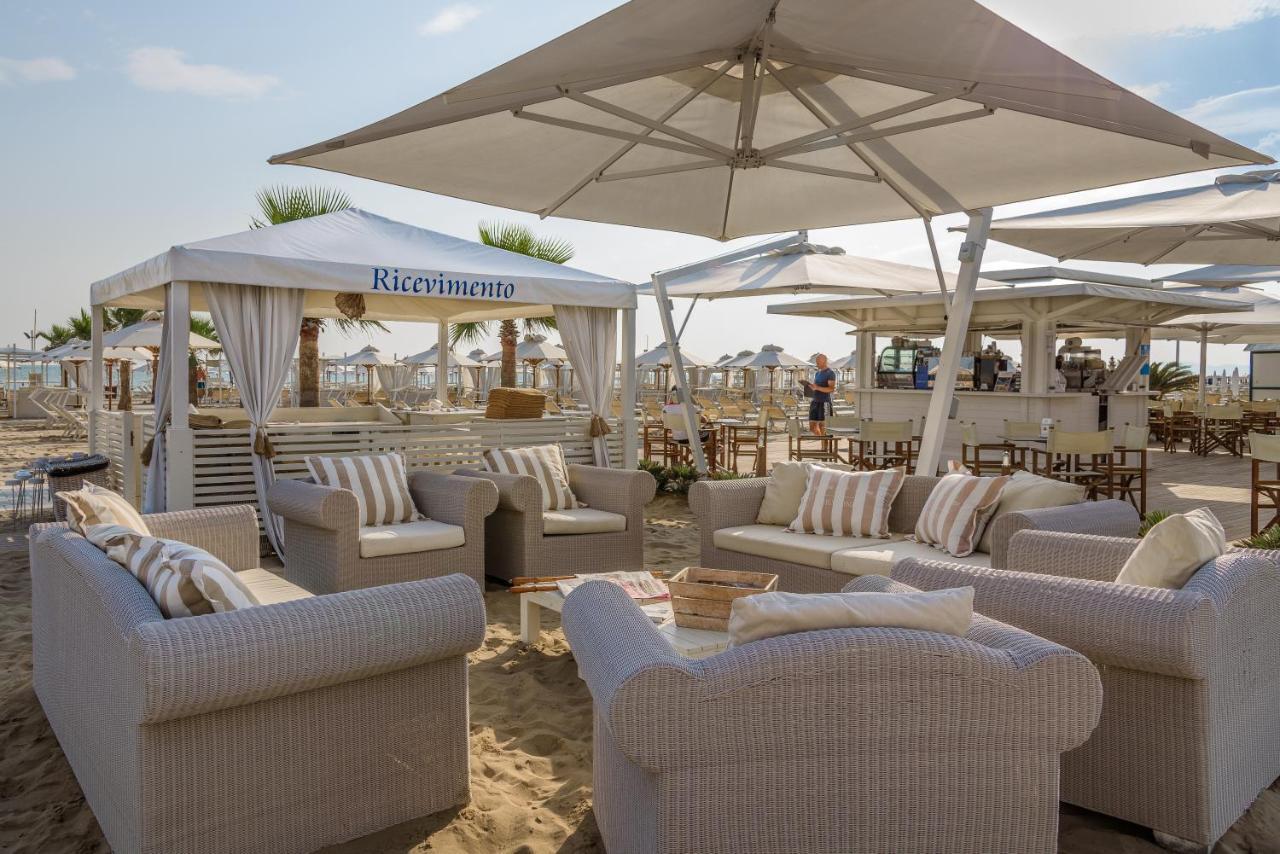 Residence Lungomare - Charming Apartments Riccione Buitenkant foto